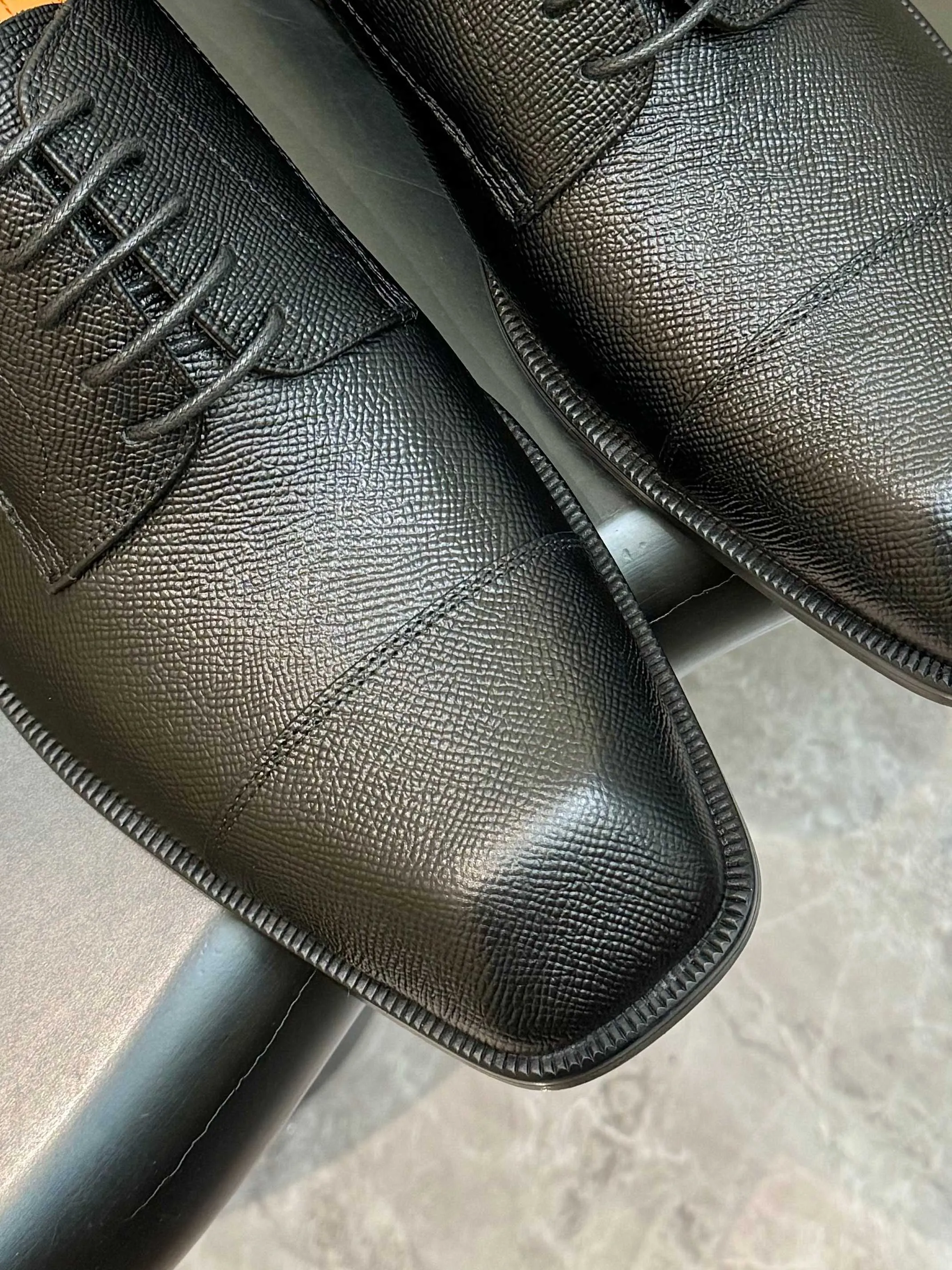 [CL red sole shoes] Top P: 1020💰 Size 39-44 (⚠️38.45.46.47 custom-made, non-returnable and non-exchangeable) 🆑High-end men's business formal leather shoes, original authentic top quality goods ••✅💯 Top original order purchasing agent! Original imported patterned cowhide ➕Imported cowhide lining ➕Cowhide feet ➕Original leather outsole~🉑️Feel free to compare the authentic ones!